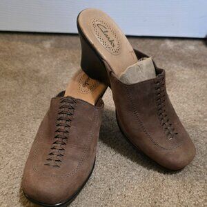 Clarks Brown Nubuck Leather Wedge Mules Clogs Slip on shoes sz 7M